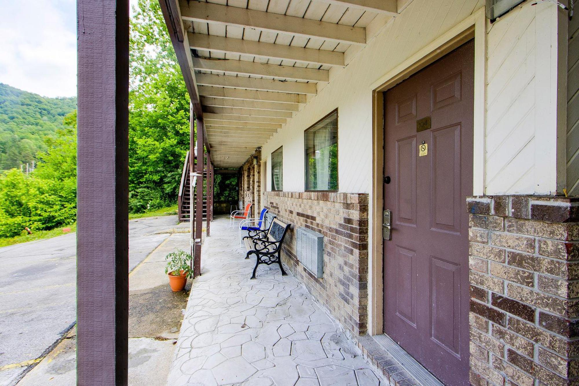 Oyo Hotel Chapmanville Inn, Wv - Hwy 119 Екстериор снимка