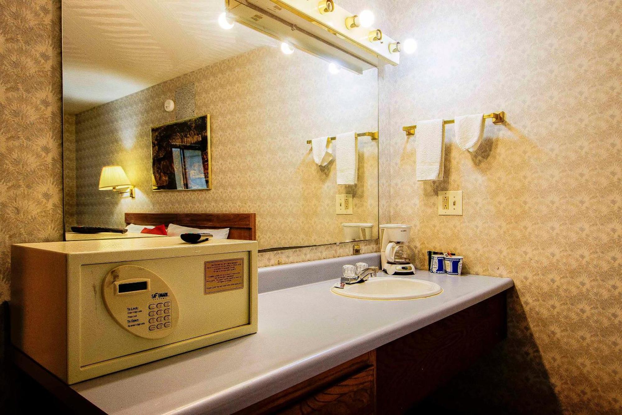 Oyo Hotel Chapmanville Inn, Wv - Hwy 119 Екстериор снимка