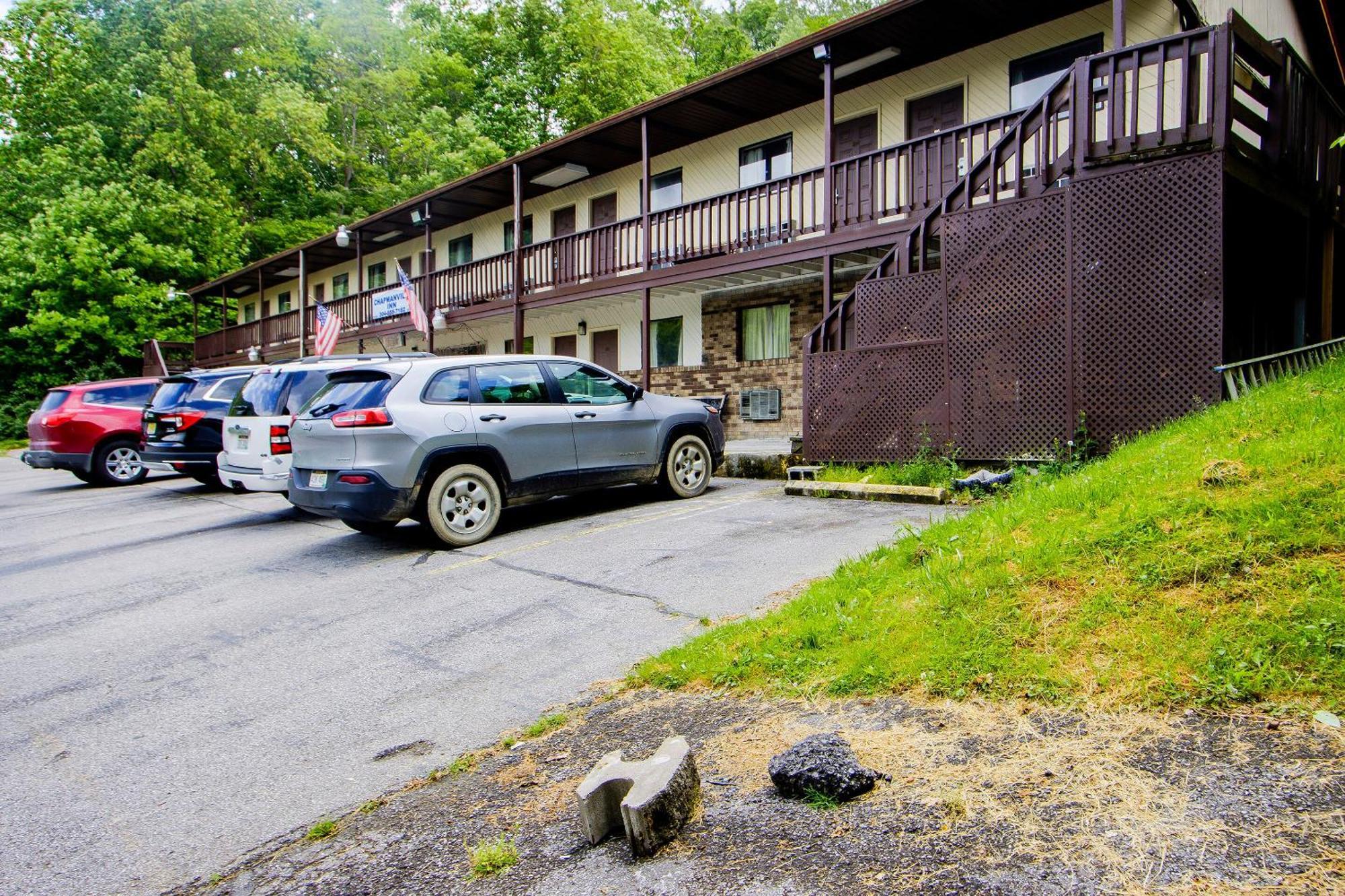 Oyo Hotel Chapmanville Inn, Wv - Hwy 119 Екстериор снимка
